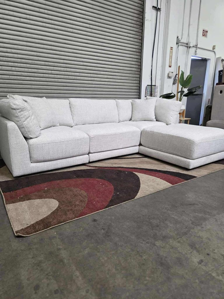 4 Piece Movable Chassis Sectional Couch- Free Delivery‼️