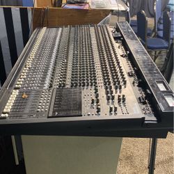 MACKIE 32:8-BUS AUDIO MIXING Console