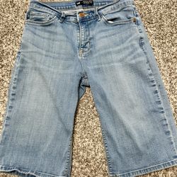 Lee Modern Series Mid Rise Fit Size 4 Women’s Jean Shorts-used in great condition!!