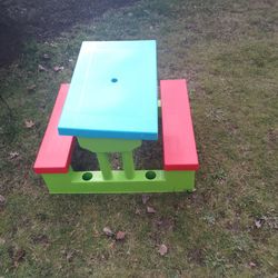 Colorful children's plastic picnic table brand new excellent condition