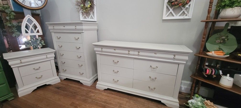 Beautiful 4 Piece Bedroom Suite