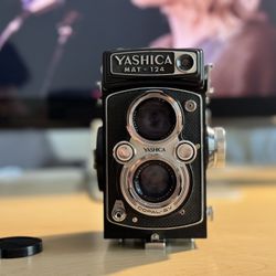 Vintage YASHICA MAT-124 Medium Format Film Camera