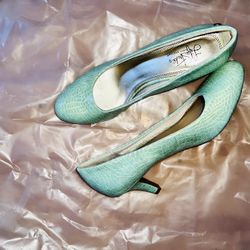 very nice women’s high shoes like new size (10) only $18