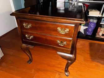 Vintage Lane: Queen Anne End Table