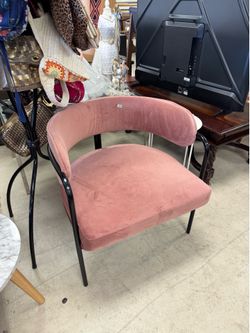 BLUEGROUND Pink Velvet Modern Curveback Chair