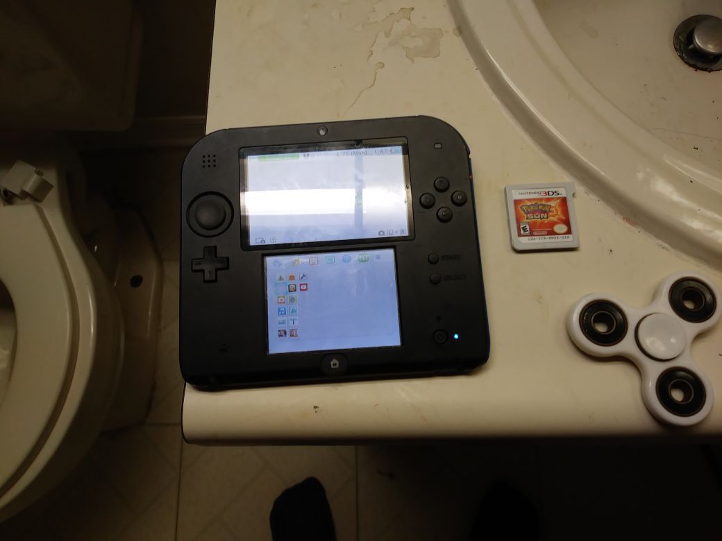 A 2ds game and a figet spinner