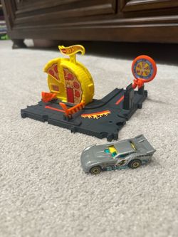 Mattel Hot Wheels City Speedy Pizza Pick -Up Track Set