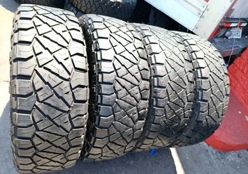 37*12.50r17 Nitto set de Tires con 70% de vida las 4