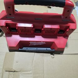 Milwaukee M18 Packout Six Bay Rapid Charger 