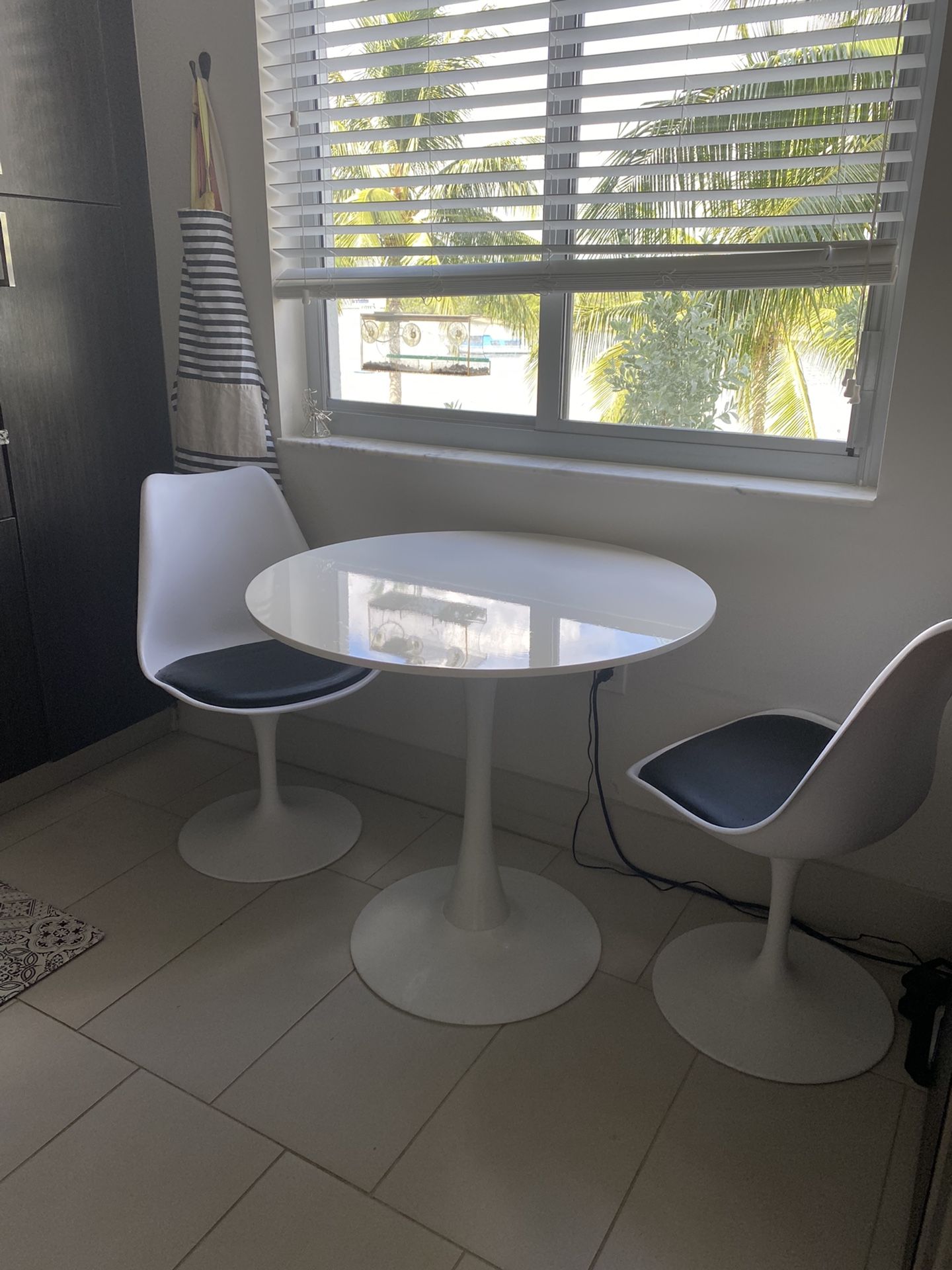White Round Tulip Base Table & Chairs 