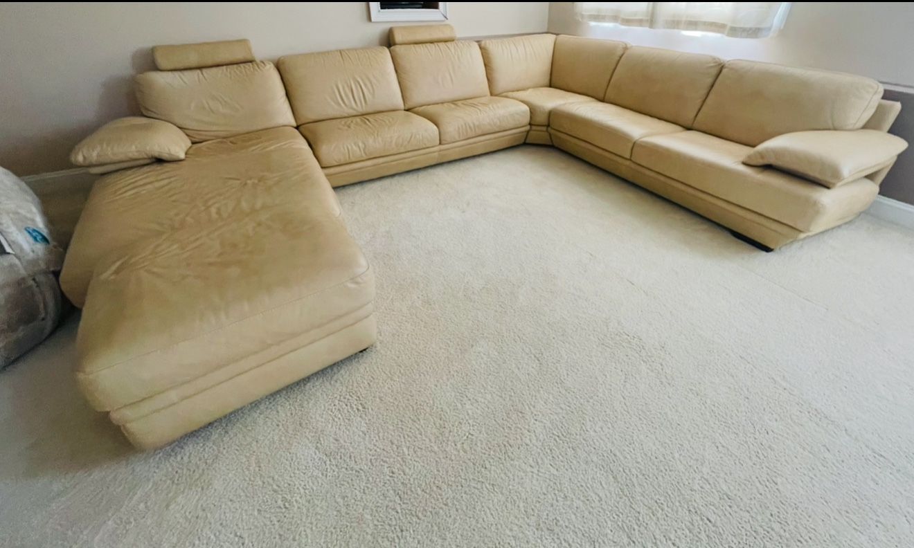 Natuzzi Plaza sofa 6pc Sectional With Foot Rest