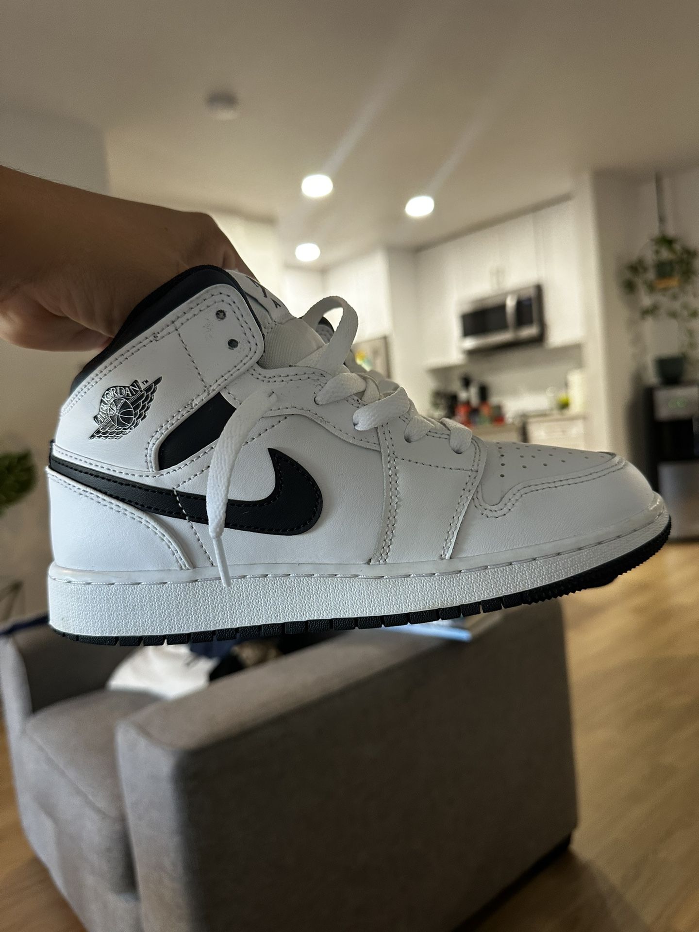 Jordan 1 Mid Panda Sz 5.5