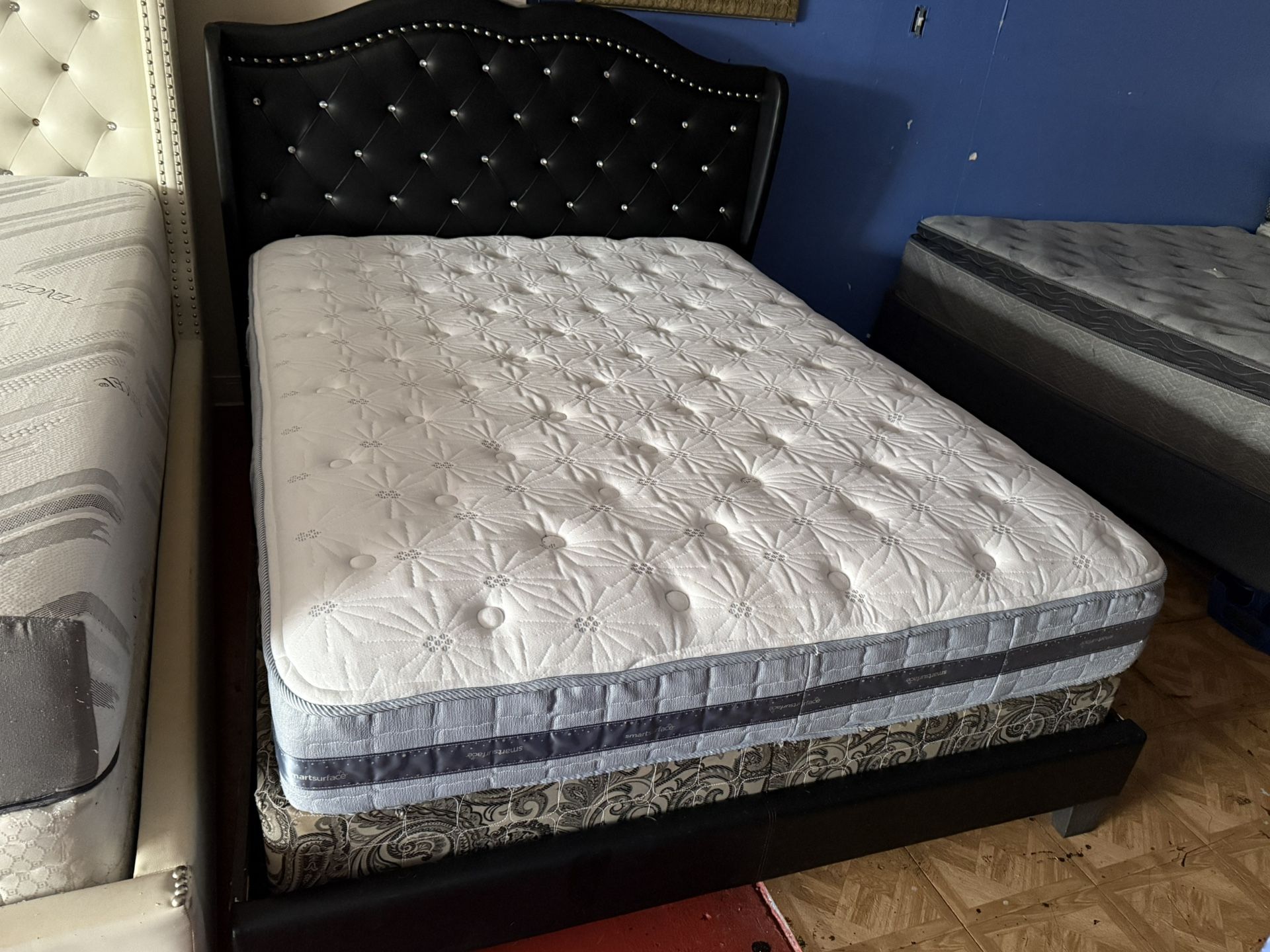 : *¡OFERTA DEL DÍA!* *Cama Queen de Perlas con Colchón* *PRECIO ESPECIAL: $499* *INCLUYE DELIVERY GR