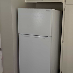 Insignia 14.2 Cu Ft Refrigerator Freezer White – Excellent Condition