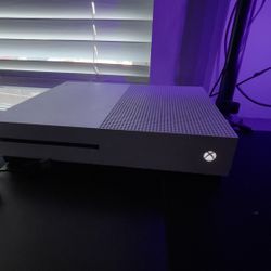 Xbox One With 2 Controllers 