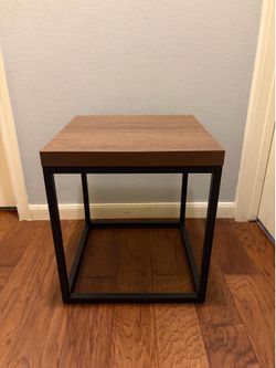 CENSI Modern Square End Table, 18" Walnut Side Table for Living Room, Extra Thick 1.6" Wood Top & Metal Frame, Sturdy Industrial Nightstand Accent Fur