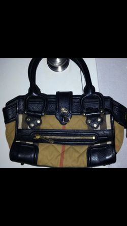 Burberry hand bag perfect inside and out