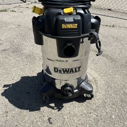 DEWALT Wet/Dry Vacuum 