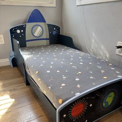 Space Toddler bed 