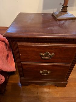 2 matching dressers and nightstands