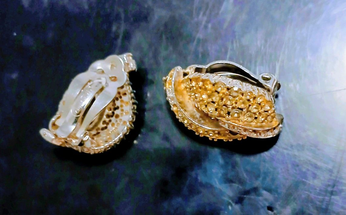 CINER NY DESIGNER COLLECTION SIGNATURE LOGO PAVE DIAMONDS AND SILVER CLIP ON EARRINGS And BROCHE. VINTAGE.