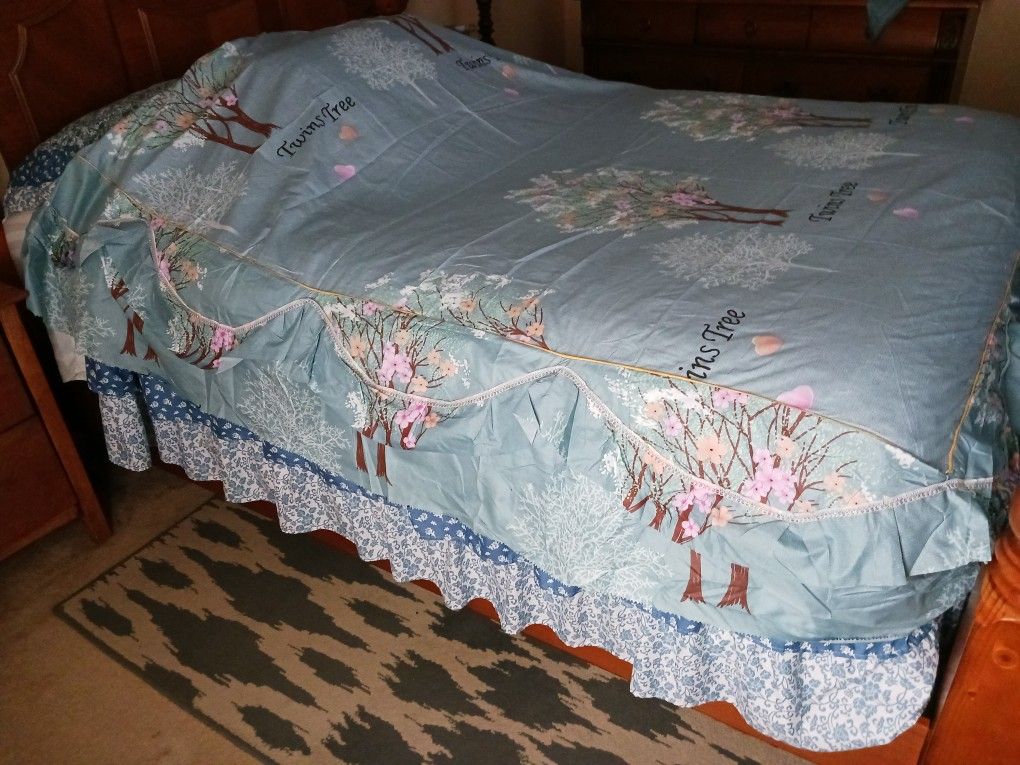 BED SKIRT QUEEN SIZE. THREE PIECES SET
