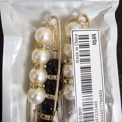 3 imitation pearl brooches