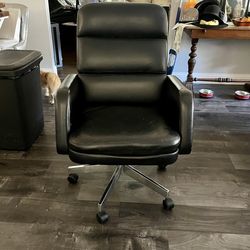 Luxurious leather office chair from the 90’s?