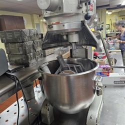 BARKEL PM20, 20 QUART  COMMERCIAL  MIXER,3 ATTACHMENTS,BOWL,EXCELLENT WORKING CONDITION 