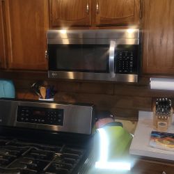 Matching stove and microwave in excellent condition.