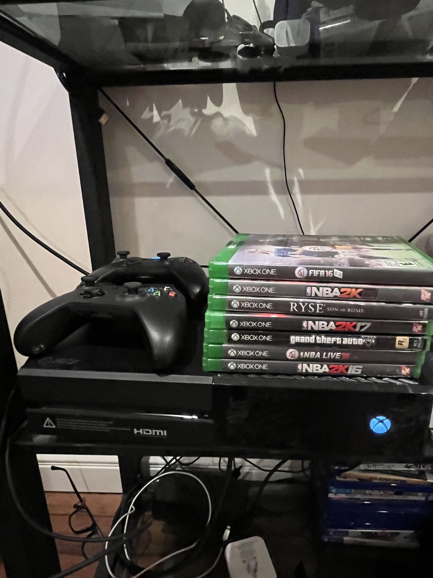 Xbox one w/ 2 controllers and 7 games