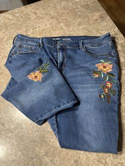 Women's Old Navy Flower Embroidered Capri Jeans