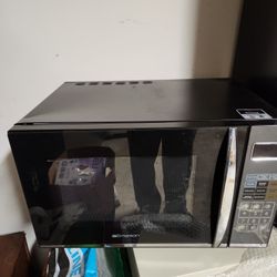 Emerson 1100Watts 1.1cu ft  Microwave Oven