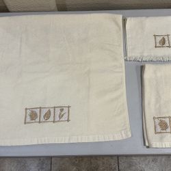 Cream Colored Towel Set  