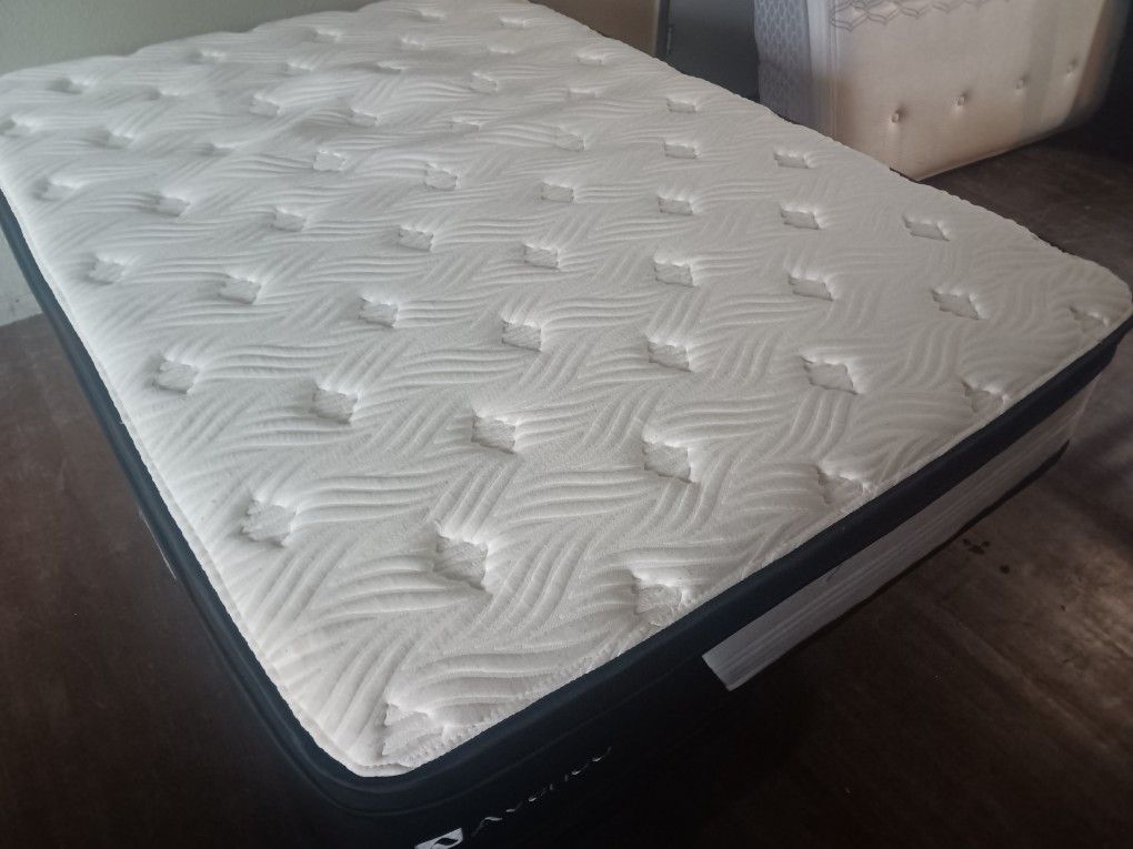Beautiful Full-size Mattress With Platform