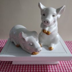 Vintage, Beautiful , Golden Paws, Pig, Salt And Pepper, Mint Condition.
