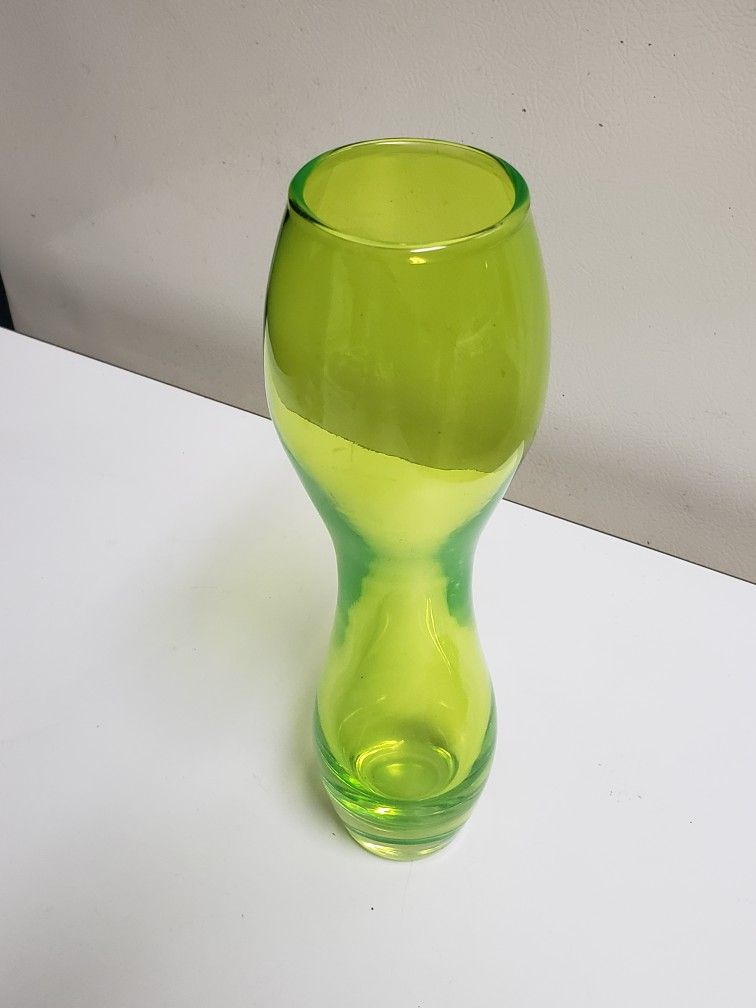 9.75" Emerald Green Glass Vase