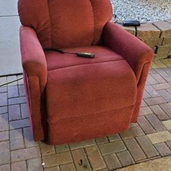 heavy duty Lift Chair by Golden Corporation. 
delivery Available