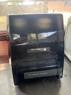 Paper towel dispenser