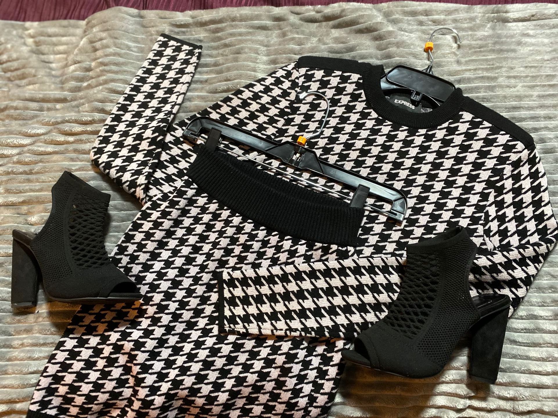 Express Sz SM Sweater Suit NWOTs W/6 1/2 Shoes!