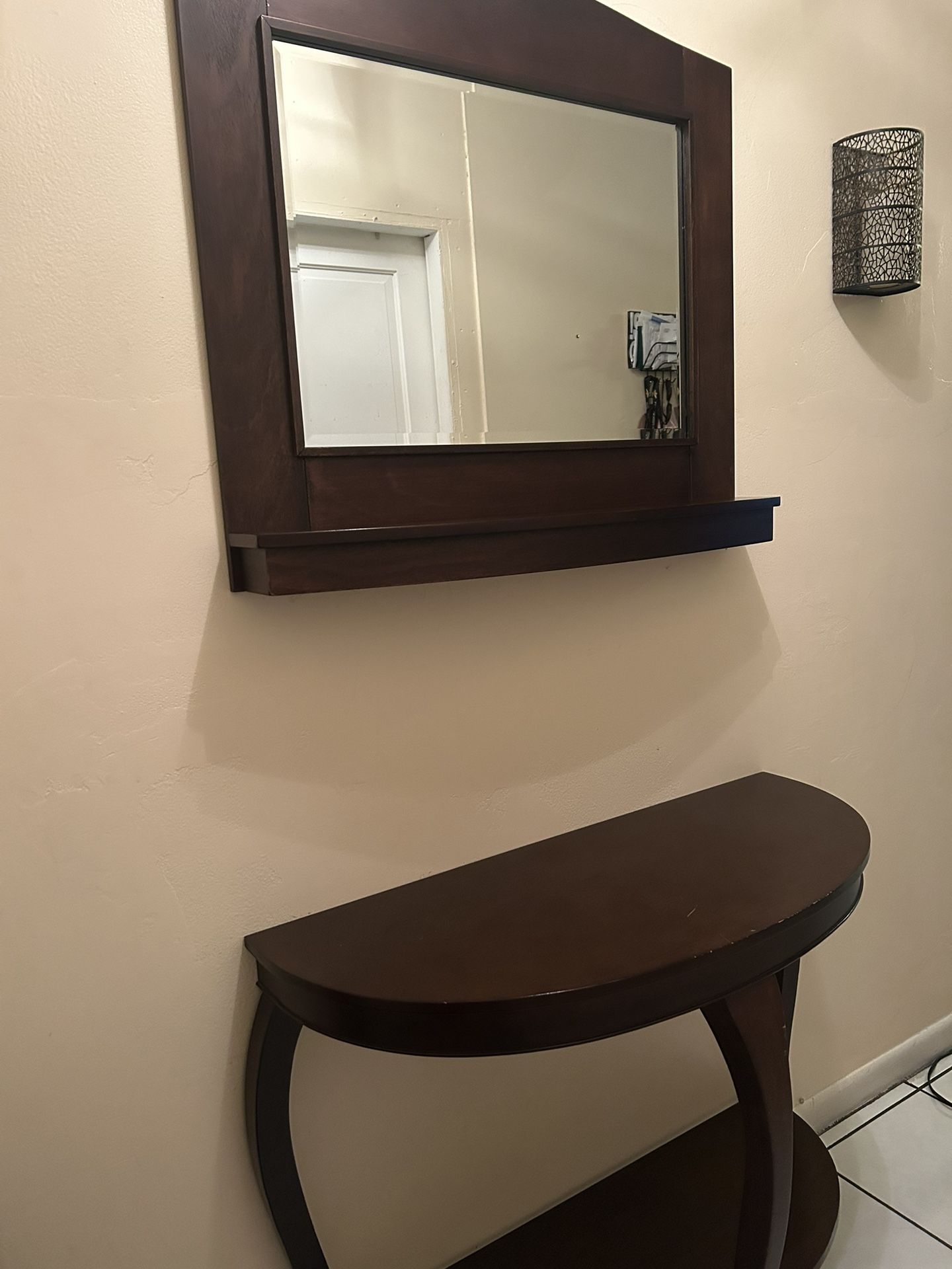 Table and mirror in very good condition