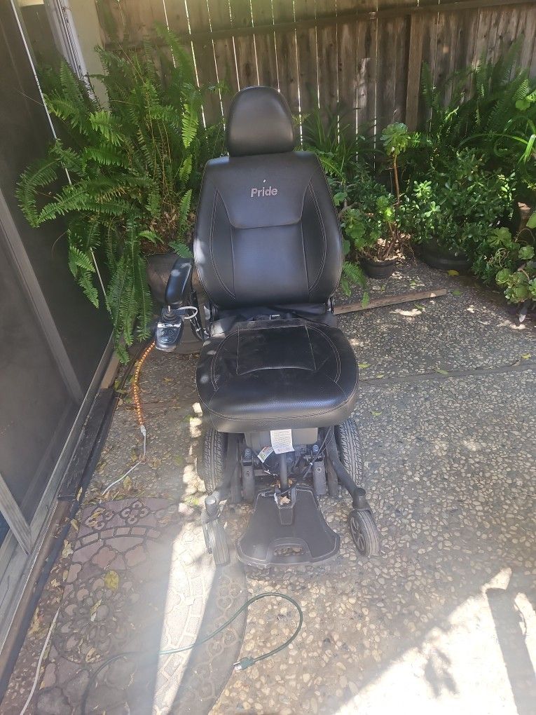 PRIDE MOBILITY POWER LIFT CHAIR