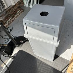 Rubbermaid commercial indoor/outdoor swing lid trashcan. Model 6180. 19"x19"x40"