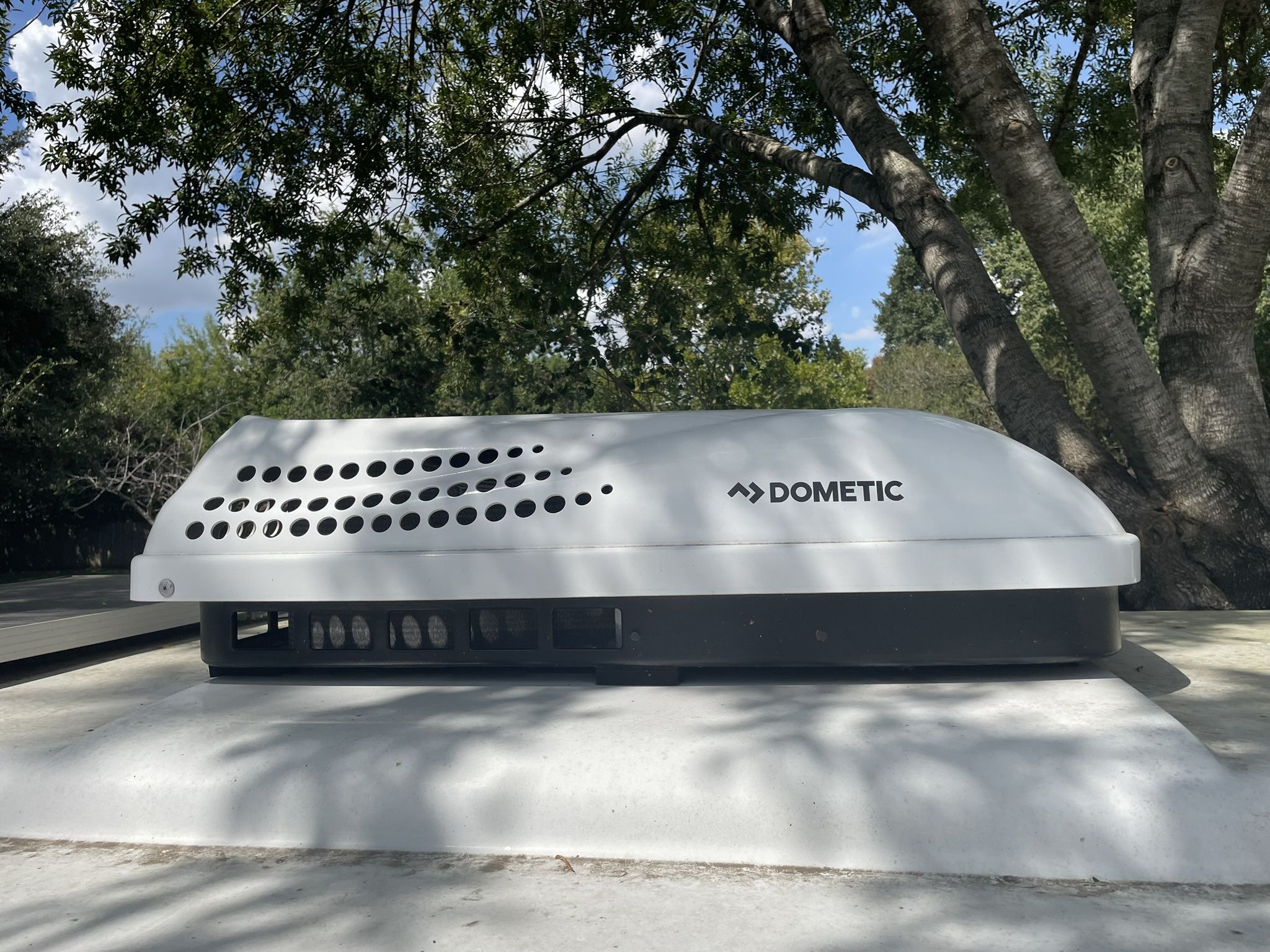 Dometic Penguin II low profile 11kbtu AC