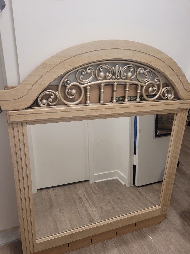 Mirror. Pick Up and Cash Only.