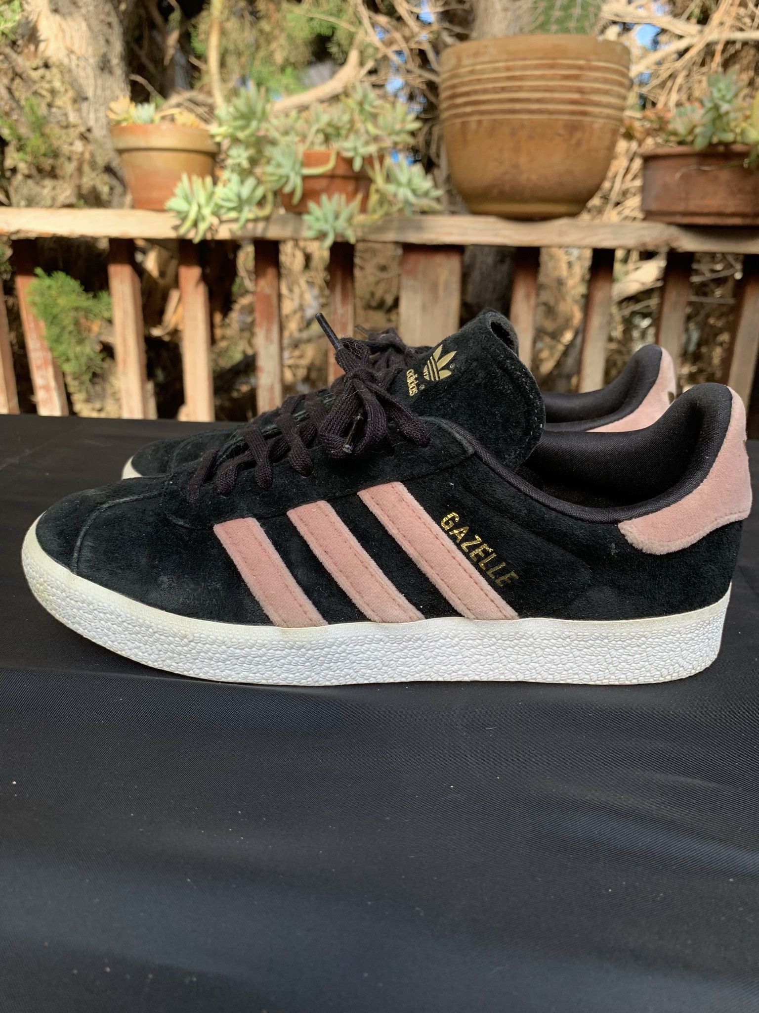 Gazelle Velvet Vibes Women's Black Pink size 7W for Sale in Oakland, CA - OfferUp