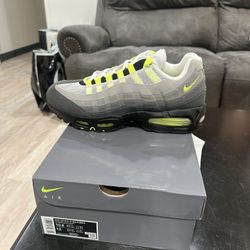 Nike Air Max 95 Neon OG  size 10.5