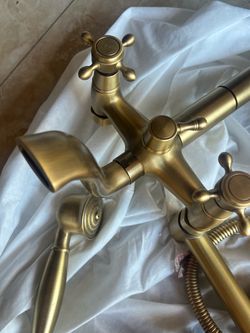 Free standing tub faucet