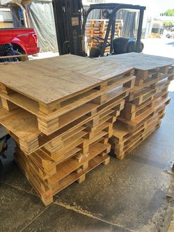 🪵 Heavy-Duty Flat Top Wood Pallets – Great for Projects, Storage & Displays 🪵 $10 Each