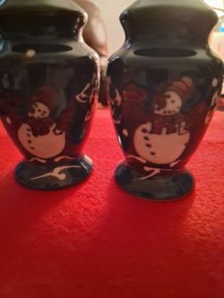 VINTAGE CERAMIC BLUE HOLIDAY SNOWMAN AND SNOWFLAKE SALT & PEPPER SHAKERS 